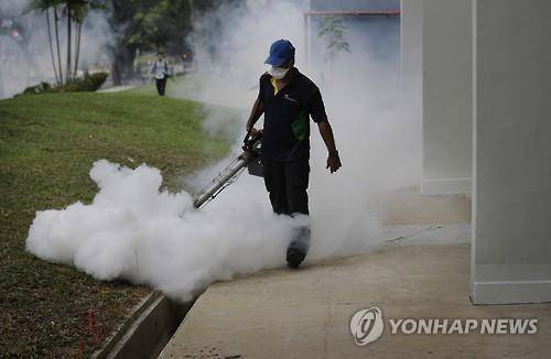 지카 바이러스 감염자가 급증하고 있는 싱가포르에서 보건당국 관계자가 방역 작업을 하고 있다[AP=연합뉴스]