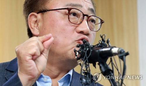 지난달 2일 삼성본관에서 열린 갤럭시노트7 관련 긴급브리핑에서 '배터리 결함'을 원인으로 제시한  고동진 삼성전자 무선사업부장(사장) [연합뉴스 자료사진]