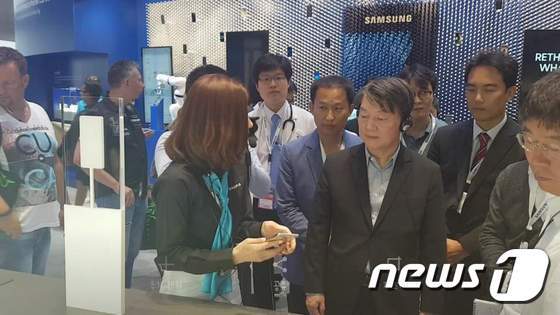 안철수 전 국민의당 상임 공동대표가 3일(현지시각) 독일 베를린 'IFA 2016'의 삼성전자 부스를 찾아 갤럭시노트7 등을 체험했다. © News1 장은지 기자