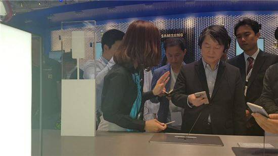 안철수 전 국민의당 상임공동대표가 3일(현지시간) 독일 베를린에서 열린 'IFA 2016' 삼성전자 부스를 찾아 갤럭시 노트7 제품을 살펴보고 있다.