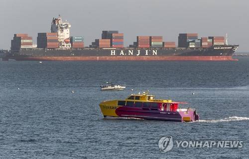 한진해운 법정관리의 여파로 미국 롱비치항에서 입항하지 못하고 있는 한진해운 선박 (AP=연합뉴스)