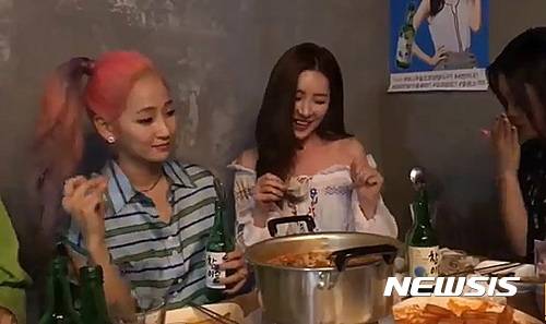 【서울=뉴시스】이슬라이브에 출여한 원더걸스의 모습