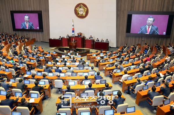 새누리당 이정현 대표가 5일 오전 국회 본회의에서 교섭단체 대표 연설을 하고 있다.｜권호욱 선임기자