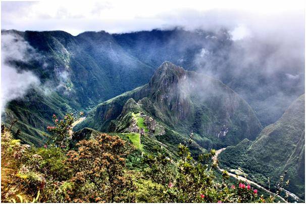 몬타냐 마추픽추에 오른 자에게만 허락되는 풍경. 우르밤바강으로 둘러싸인 와이나픽추를 병풍으로 한 마추픽추의 모습.