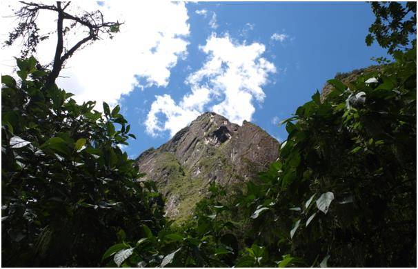 시시각각 변하는 날씨 속에 철길 위에서 본 풍경. ‘기차 탈 걸 그랬어’란 생각을 10번쯤 하면 목적지에 도착한다.