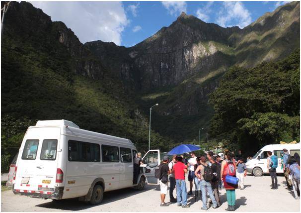 쿠스코로 복귀하는 승합차 정류장 전경. 운전기사가 호명하기 전까지 아무도 차에 탈 수 없다. 기다리다가 개명하고 싶어진다.