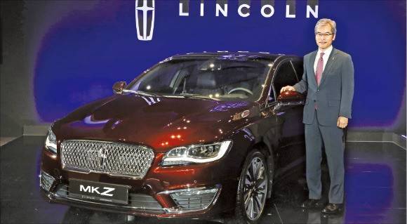 정재희 포드코리아 사장이 5일 뉴 링컨 MKZ 출시 행사에서 신차를 소개하고 있다. 포드코리아 제공