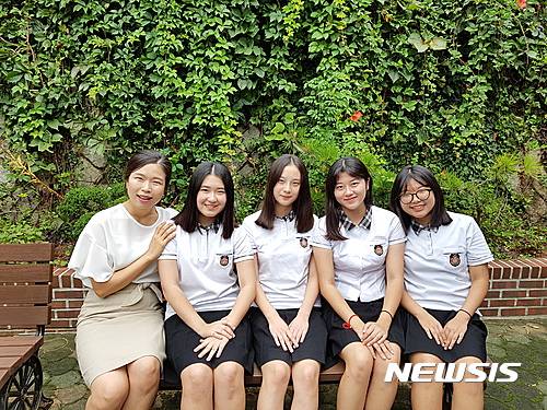 【창원=뉴시스】 홍정명 기자 = 교육부 주최 '예술로 행복한 학교 작품 공모전’에서 5개 부문 전체 대상을 차지한 마산무학여고 1학년 황서현(왼쪽 두 번째부터), 김려흔, 김해빈, 이민주 학생과 김수경(왼쪽 첫 번째) 지도교사가 6일 교정에서 기념촬영을 하고 있다.2016.09.06.(사진=마산무학여고 제공) photo@newsis.com