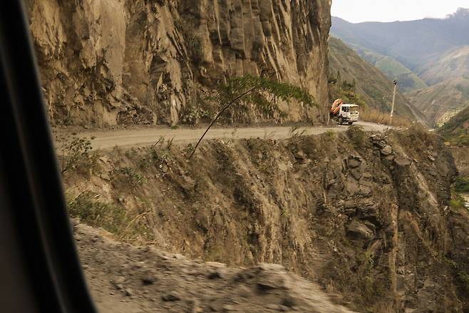 쿠스코에서 마추픽추로 가는 길은 비포장에 낭떠러지를 아슬아슬하게 지나는 산길이다. 노동효 제공
