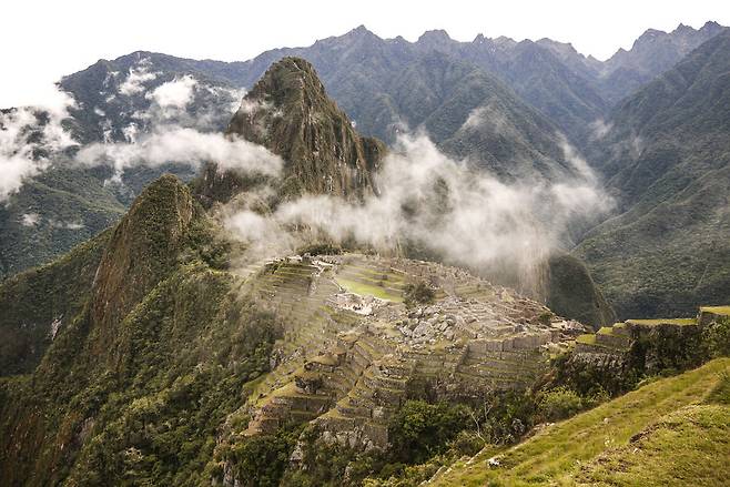 잉카의 공중도시 마추픽추가 안개와 구름을 벗고 위용을 드러내는 모습. 노동효 제공