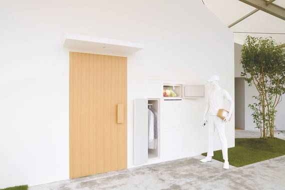 물류배송 기업인 야마토 홀딩스와 후미에 시바타가 협업한 주택. 냉장고·간이옷장을 집 밖에 둬 사람이 없을 때도 신선식품·세탁물 등을 배송 기사가 넣고 갈 수 있도록 했다. 고령화·1인 가구를 염두해 뒀다.