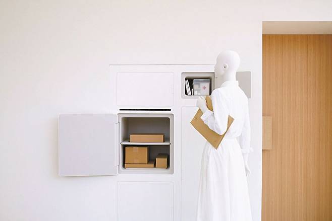 물류배송 기업인 야마토 홀딩스와 후미에 시바타가 협업한 주택. 냉장고·간이옷장을 집 밖에 둬 사람이 없을 때도 신선식품·세탁물 등을 배송 기사가 넣고 갈 수 있도록 했다. 고령화·1인 가구를 염두해 뒀다.