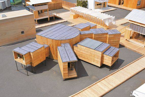 욕실업체 TOTO & 창호업체 YKK AP(이가라시준& 푸지모리 타이지와 협업)는 창문을 길게 늘이고 그 공간에 침실·욕실·거실을 넣은 부채꼴형 집을 완성했다.