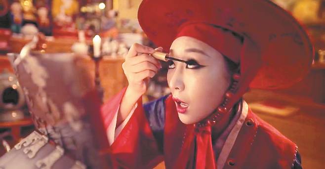 유투브 조회수 200만을 넘긴 투쿨포스쿨 광고. 여학생에서 무당까지 다양한 여성들이 마스카라를 잘 바르려 사투를 벌이는 장면을 담고 있다. [동영상 캡처]