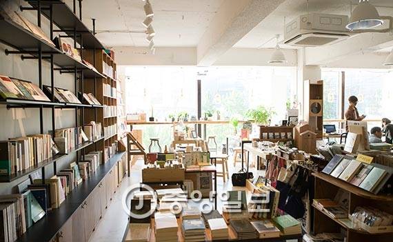 서점 ‘위트 앤 시니컬’ 내부 전경. CD·LP까지 파는 또 다른 책방 ‘프렌테’와 공간을 함께 사용한다. [사진 권혁재 사진전문기자]