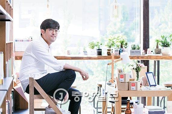 서울 신촌에 시집 전문 서점 ‘위트 앤 시니컬’을 차려 작은 책방에 대한 관심을 부른 유희경 시인. [사진 권혁재 사진전문기자]