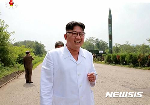 【서울=뉴시스】조선중앙TV는 지난 5일 김정은 조선노동당 위원장 겸 북한 국무위원장이 조선인민군 전략군 화성포병부대 탄도로케트 발사 훈련을 현지지도했다고 6일 보도했다. 2016.09.06. (사진=조선중앙TV 캡쳐)   photo@newsis.com