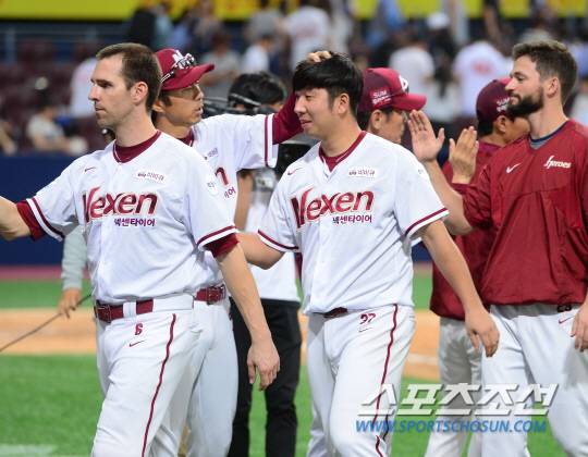 두산 베어스와 넥센 히어로즈의 2016 프로야구 경기가 27일 고척스카이돔에서 열렸다. 넥센이 9대4의 승리를 거둔 가운데 11승을 달성한 선발투수 신재영이 손혁 코치의 축하를 받고 있다. 고척돔=정재근 기자 cjg@sportschosun.com/2016.07.27/