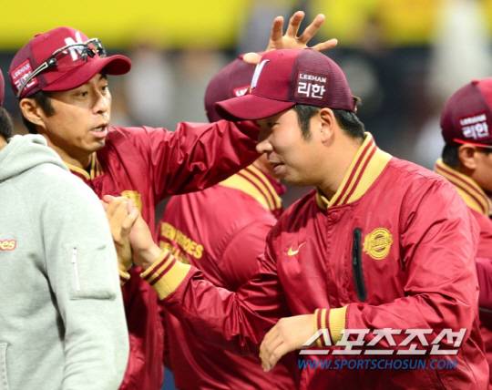 23일 서울 고척 스카이돔에서 KBO리그 넥센 히어로즈와 LG 트윈스의 주말 3연전 두 번째 경기가 열렸다. 넥센이 LG를 상대로 14대2 대승을 거뒀다. 경기 종료 후 하이파이브를 나누고 있는 넥센 선수들. 송정헌 기자 songs@sportschosun.com/2016.04.23