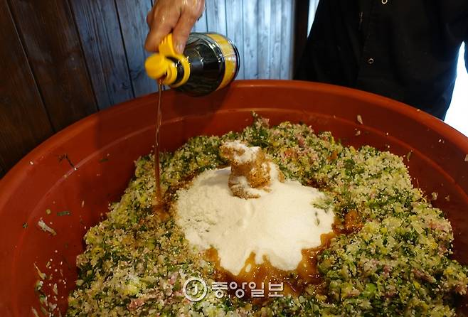 순대 속을 만드는 과정은 다진 돼지고기, 채 친 깻잎과 삶은 배추, 볶은 대파, 불린 찹쌀을 잘 섞은 다음 소금·설탕·된장·참기름을 넣고 고루 섞이도록 버무린다. 3단계로 선지를 갈아 넣고 바닥까지 뒤집어 한번 더 버무리면 준비가 끝난다.