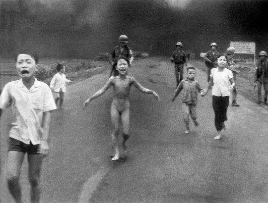 1973년 퓰리처상을 받은 AP통신 닉 우트 기자의 ‘네이팜 소녀’ 사진. 전쟁의 참상을 전세계에 알린 역사적 보도사진이다. [중앙포토]