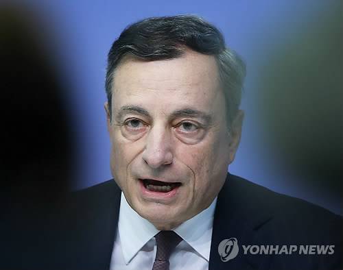 유럽중앙은행, 금리 동결  (프랑크푸르트 AP=연합뉴스) 마리오 드라기 유럽중앙은행(ECB) 총재가 8일(현지시간) 독일 프랑크푸르트 ECB 본부에서 통화정책회의가 끝난 뒤 가진 기자회견에서 양적완화 연장 논의는 없었으며 주요 정책금리를 모두 동결키로 했다고 밝히고 있다.