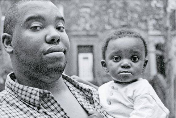 2001년 타네하시 코츠가 아들 사모리를 안고 있는 모습. 미국 사회의 흑인 차별 문제를 아들에게 쓰는 편지 형식으로 담았다. [사진 열린책들]