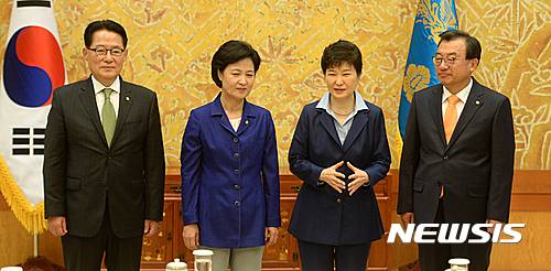 【서울=뉴시스】전진환 기자 = 박근혜 대통령이 12일 오후 청와대에서 북한의 5차 핵실험에 따른 한반도 위기 상황과 관련한 해법을 모색기위해 여·야 3당대표와 회동하고 있다.    국민의당 박지원(왼쪽부터) 비대위원장, 더불어민주당 추미애 당대표, 박근혜 대통령, 새누리당 이정현 당대표. 2016.09.12.   amin2@newsis.com