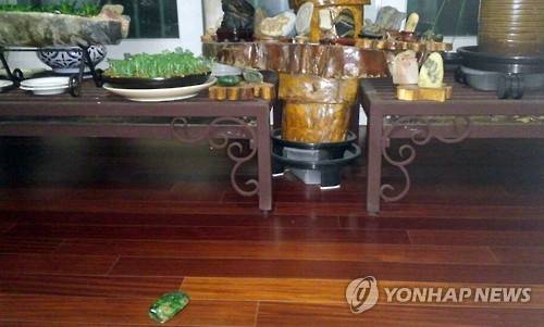 부산에서도 지진 피해     (서울=연합뉴스) 12일 저녁 경주에서 규모 5.1 지진이 발생한 가운데 한 가정집에 놓여 있던 장식장에서 장식용 돌멩이가 떨어지는 등 피해가 있었다. [독자 제공=연합뉴스]      scoop@yna.co.kr
