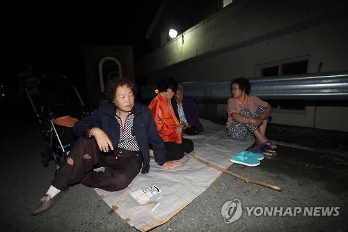 (경주=연합뉴스) 김준범 기자 = 12일 경주에서 발생한 규모 5.8 지진으로 주택이 흔들리자 경북 경주 내남면 부지리 마을회관 앞으로 주민들이 대피해 모여있다. 2016.9.12