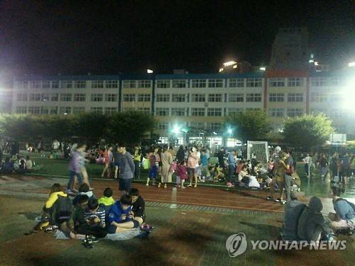 (경주=연합뉴스) 12일 경북 경주에서 발생한 지진으로 경주 황성동 유림초등학교에 주민 수백명이 모여 대피해 있다. 2016.9.12 [독자 김영찬씨 제공=연합뉴스]