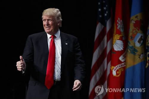 '국경수비대, 최곱니다' (볼티모어<美메릴랜드주> AP=연합뉴스) 미국 공화당의 대선후보 도널드 트럼프가 지난 12일(현지시간) 미국 메릴랜드주 볼티모어에서 열린 미 국경수비대협회 연차총회에서 연설하기 위해 단상에 오르며 엄지손가락을 들어보이고 있다. sjh940214@yna.co.kr
