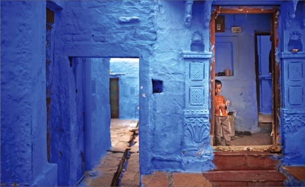 파란집으로 가득한 조드푸르의 한 소년.