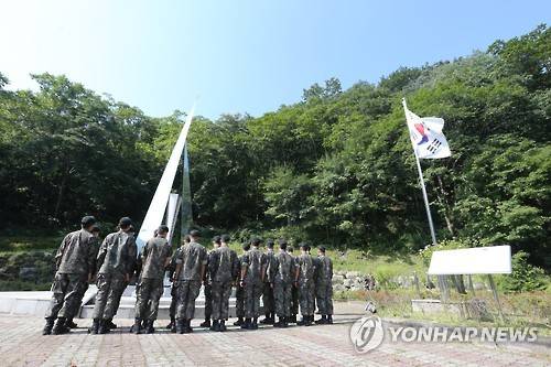 1998년 강릉 무장공비 잔당을 최후 섬멸한 '인제 연화동 전투' 전적비를 찾은 장병들이 희생자의 넋을 기리고 있다.