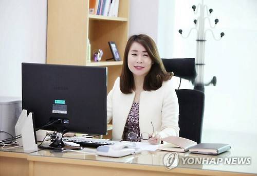 '중국 금융 스페셜리스트' 안유화 박사     (서울=연합뉴스) 왕길환 기자 = 한국 금융시장에서 '중국 금융의 최고 전문가'로 불리는 조선족 안유화(45) 박사. 그는 현재 성균관대 중국대학원에서 전임교수 대우로 재무관리, 중국 자본시장 이론, 금융 중국어, 금융 세미나 등 4과목을 가르친다. 한국예탁결제원 객원연구원으로도 활동 중이다.