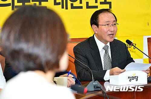 【서울=뉴시스】배훈식 기자 = 정의당 노회찬 원내대표가 20일 오전 서울 여의도 국회에서 열린 의원총회에 참석해 모두발언하고 있다. 2016.09.20.    dahora83@newsis.com
