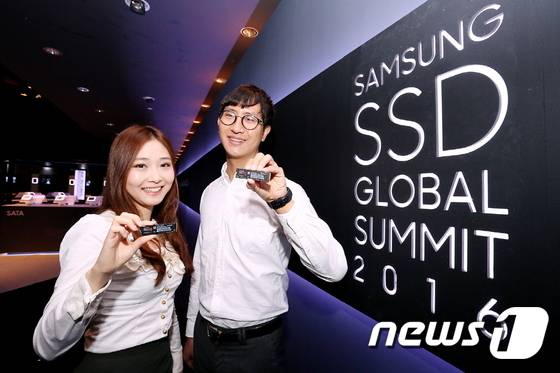 21일 서울 중구 호텔신라에서 열린 '삼성 SSD 글로벌 서밋 2016'에서 삼성전자 직원들이 SSD 신제품 '960 PRO'와 '960 EVO'를 소개하고 있다. (삼성전자 제공) 2016.9.21/뉴스1 © News1 추연화 기자