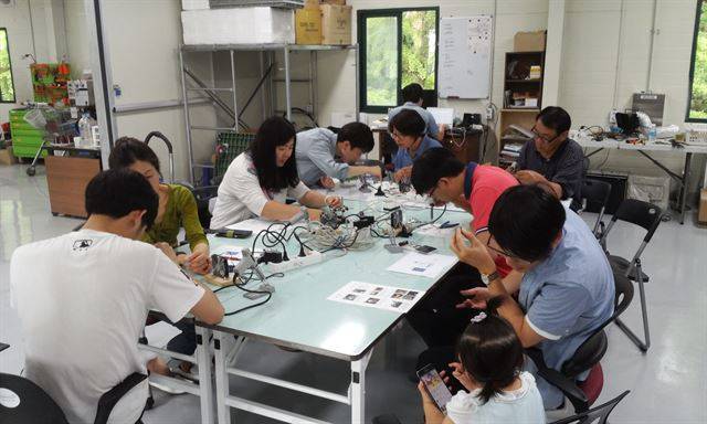 햇빛으로 충전해서 조명을 밝히는 햇빛저금통 만들기 워크숍. 마을기술센터 핸즈 제공