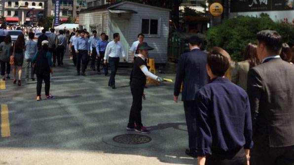 지난 20일 점심시간 여의도에서 식당 전단지를 돌리는 모습