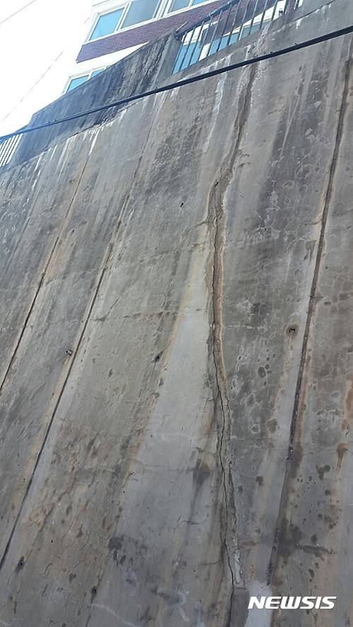【서울=뉴시스】이승주 기자 = 서울 성북구 정릉동 '정릉스카이' 아파트 일대 공동주택 담벼락. 이 일대에는 이같은 높은 담이 밀집해있다. 담에는 군데군데 균열을 보수한 흔적이 눈에 띈다. joo47@newsis.com 2016.09.20.