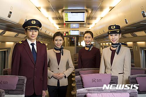 【서울=뉴시스】SRT 특실 내부에서 포즈를 취한 남성 객실장, 여성 승무원 두 명, 여성 객실장(사진 왼쪽부터)