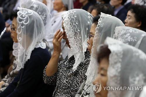 故 조비오 신부 추모미사에 참석한 천주교 신자들.