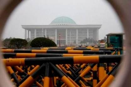 정부와 새누리당은 국가 부채 증가에 대해 부정적인 입장을 보이고 있다. / 조선일보 DB