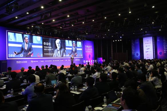 마크 셰퍼드 제너럴 일렉트릭(GE)디지털 아태 지역 최고커머설책임자가 9월 21일 서울 소공동 웨스틴조선 호텔에서 열린 ‘스마트클라우드쇼 2016’의 기조강연자로 참석해 GE의 변신 비결에 대해 설명하고 있다. / 조선비즈 DB