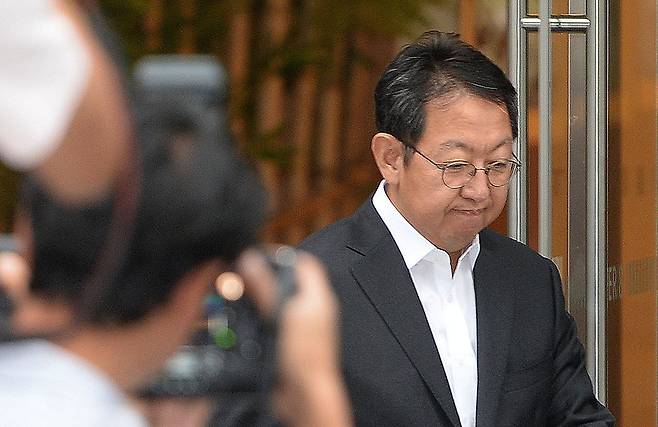 감찰 내용을 유출한 혐의로 검찰 수사를 받고 있는 이석수 특별감찰관이 지난 8월29일 오후 서울 종로구 청진동 특별감찰관실을 나서고 있다. 공동취재사진