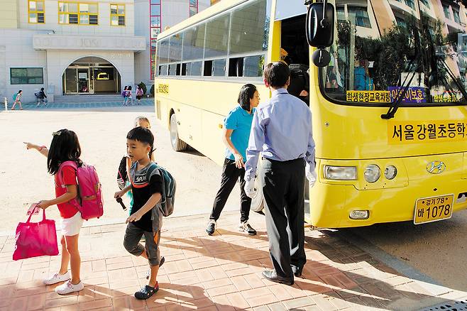 초등학생들에게 위험한 등하굣길일수록 통학버스가 절실하다. 20일 오전 강월초등학교에 도착한 노란 통학버스에서 아이들이 운전기사와 탑승도우미가 지켜보는 가운데 안전하게 내리고 있다.