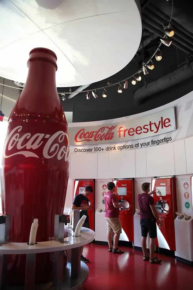 맞춤형 콜라를 맛볼 수 있는 시음 코너.