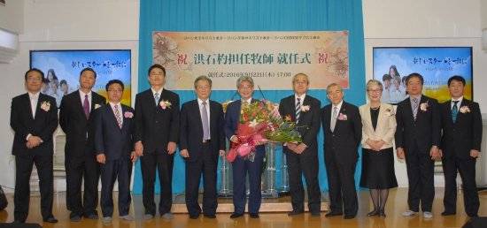 요한동경기독교회 3대 담임으로 취임한 홍석표 목사(가운데)와 취임예배 순서자들이 22일 취임예배를 마친 뒤 한 자리에 모였다. 홍 목사 왼쪽은 설교를 맡은 김지철(서울 소망교회) 목사. 요한동경기독교회 제공