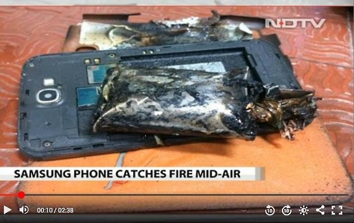23일 인도 민간항공사 인디고 소속 여객기 기내에서 삼성전자 스마트폰 갤럭시노트2가 발화했다고 인디고 측이 밝혔다. 사진은 인도 NDTV가 방송한 불에탄 기기 모습.[NDTV 방송화면 캡처=연합뉴스]