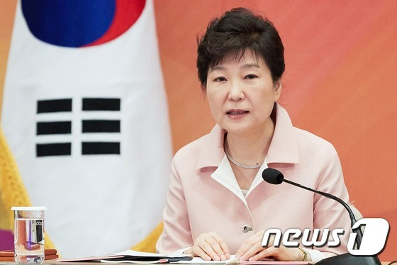 박근혜 대통령이 24일 청와대 영빈관에서 열린 2016년 장·차관 워크숍에서 모두발언을 하고 있다. (청와대)2016.09.24/뉴스1 © News1 이광호 기자